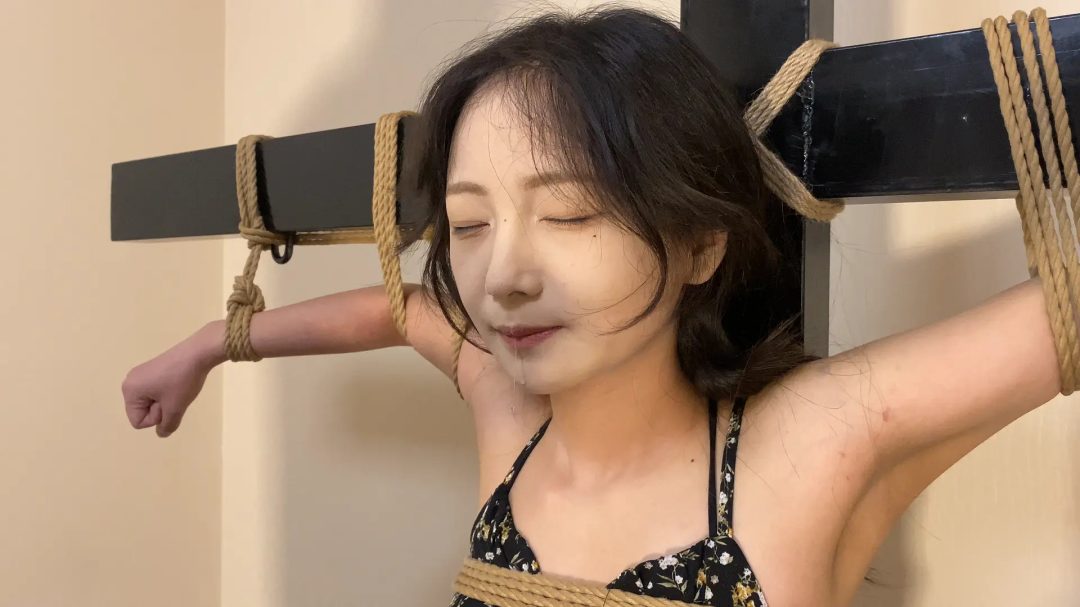动动被绑在十字架上体验11种口球堵嘴，有大有小-7