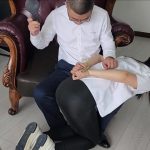 被老师和父亲双重虐待的女学生