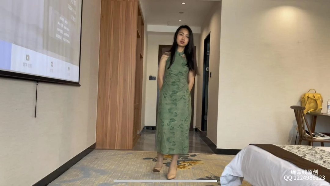 莱娅五花挣扎挠痒-1