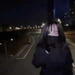 室外与室内-穿高领毛衣的面具女-出差前和出差中的探望