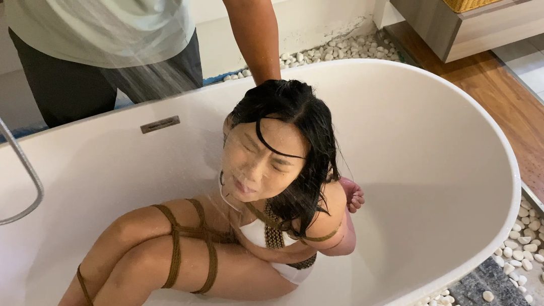女教师夏可，捆绑好放进浴缸中，股绳拉紧，各种水刑，圣水，毛巾-4