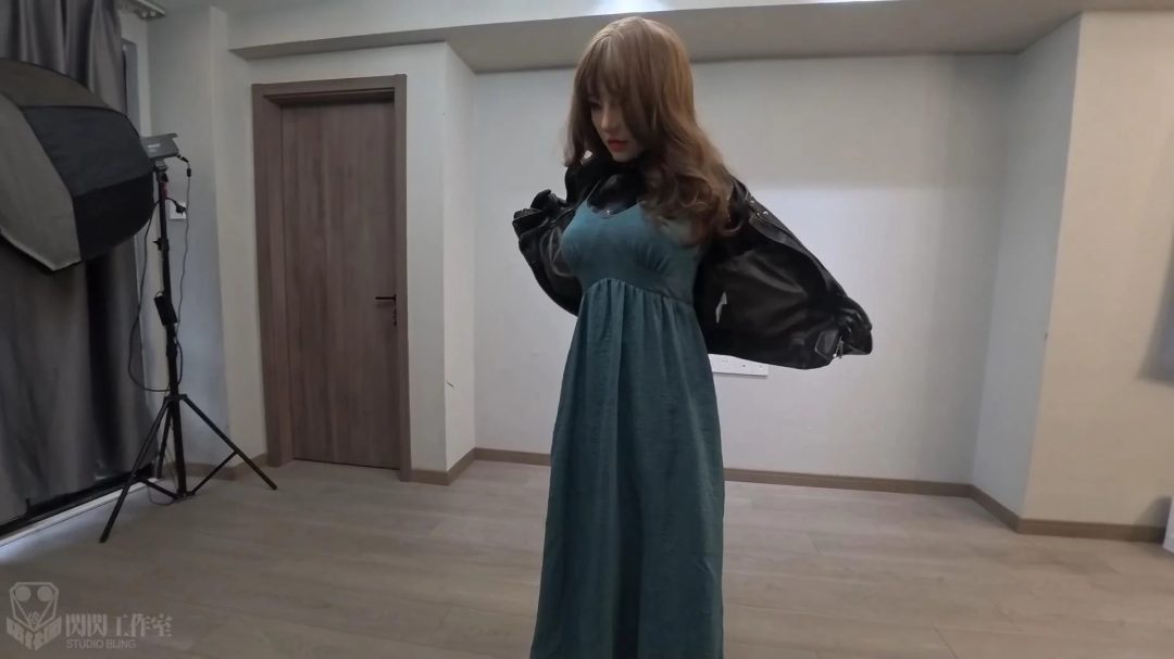 突然登门造访的神秘女子，穿着严实不露一丝皮肤，居然戴着仿真面具，还邀请我玩奇怪的游戏-5