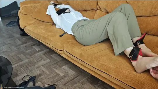 【调教财务刘姐的真实故事】第二十六集：上班前沙发玩弄听话的刘姐！胶带蒙脸！脚铐！短肉丝！玩脚心！-6