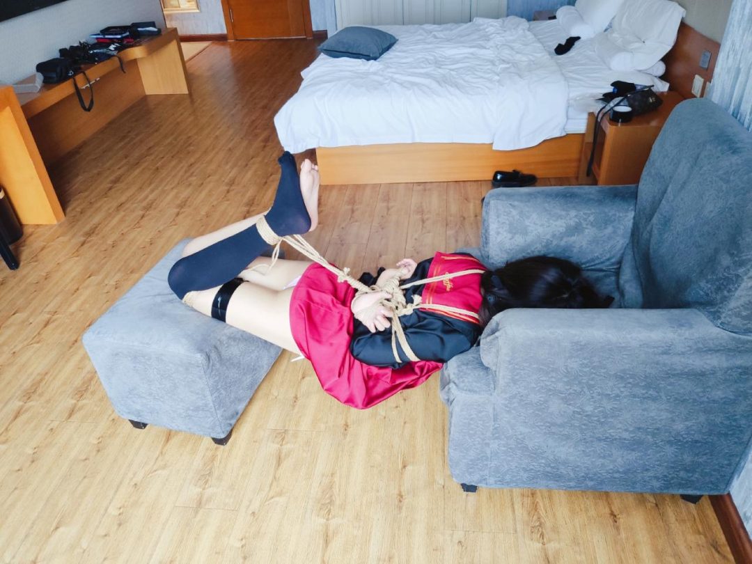 jk少女の足底处刑【改良骏河问/新拷问方式 妹子在恐惧中哭泣呜咽】TK/挠痒/ 真实虐待-1