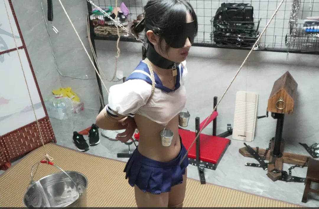 专题调教系列之——重力！水桶一直放水吊股绳拉扯、小水桶乳夹、项圈吊起强制抬头，本次由漂亮的大学生苏苏率先感受地心引力带来的疼痛与调教-2