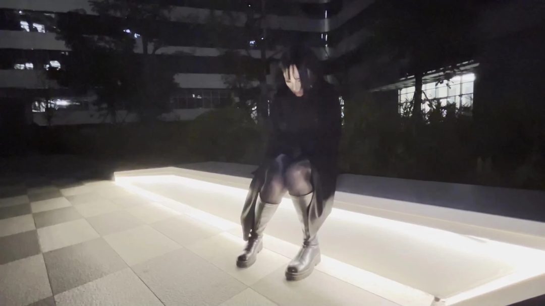 室外与室内-穿高领毛衣的面具女-出差前和出差中的探望-4