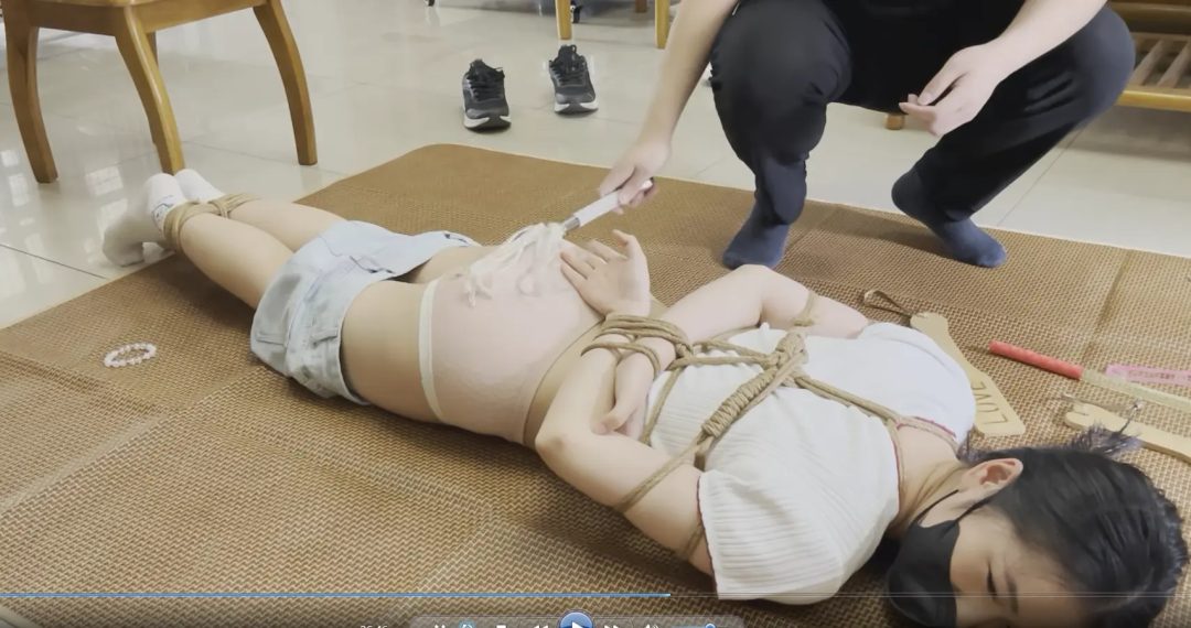 线下真实调教之超漂亮新m阿然的驷马TK挠痒地狱！驷马+挠脚心+挠痒+SP打屁屁+抚摸蹂躏揉胸+自己喊主人求饶，本以为阿然更害怕打屁股，没想到最怕还是挠痒，随便一戳就笑个不停求饶不断，那可要好好折磨了.-19