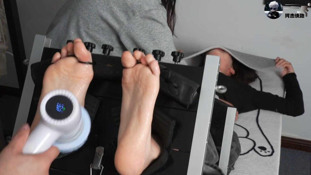 【阿杰快跑】可爱女孩白袜敏感脚底被tk-3