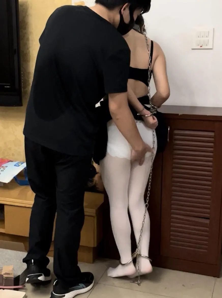 《调教师日记之特殊少女改造记》-3，白丝镣铐束缚家 奖励，小X习惯并适应了这里，承担起家务等工作，但必须佩戴镣铐等，防止再次逃跑-6