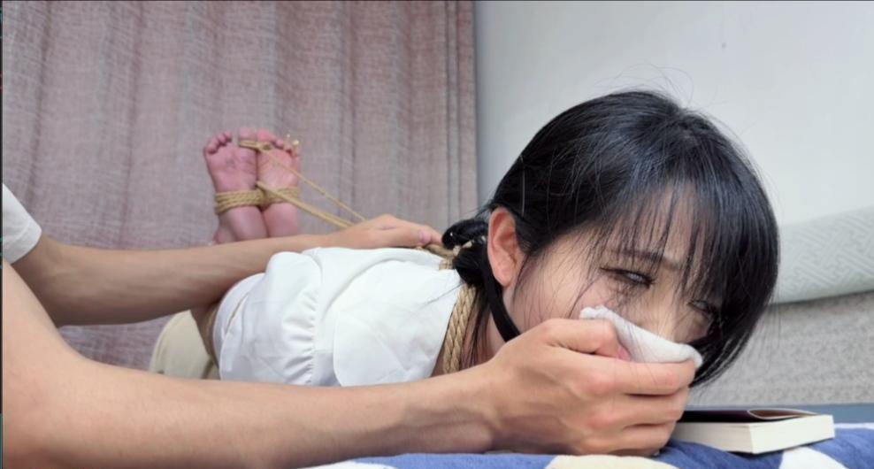 【女教师】小骨 紧缚驷马 tk 口球 由于绑的很紧女教师的腿麻了 整个玉足也勒的发紫-7