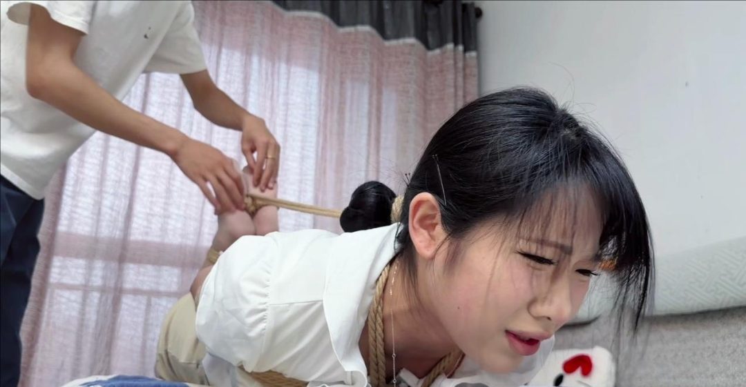 【女教师】小骨 紧缚驷马 tk 口球 由于绑的很紧女教师的腿麻了 整个玉足也勒的发紫-3