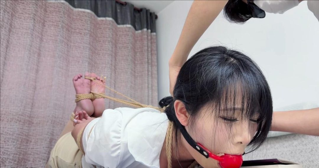 【女教师】小骨 紧缚驷马 tk 口球 由于绑的很紧女教师的腿麻了 整个玉足也勒的发紫-1