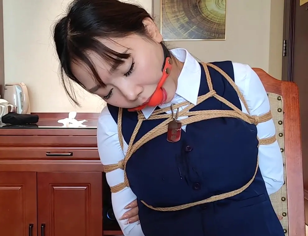 随心原创 宣萱 诺米 女老板调叫小秘书 塞大口求 口水横流-4