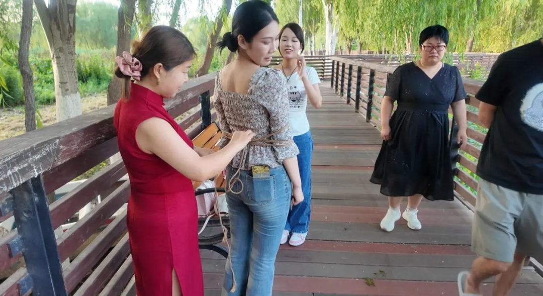 挑战刺激 恐惧的内心 多次挑战陌生人的捆绑-7