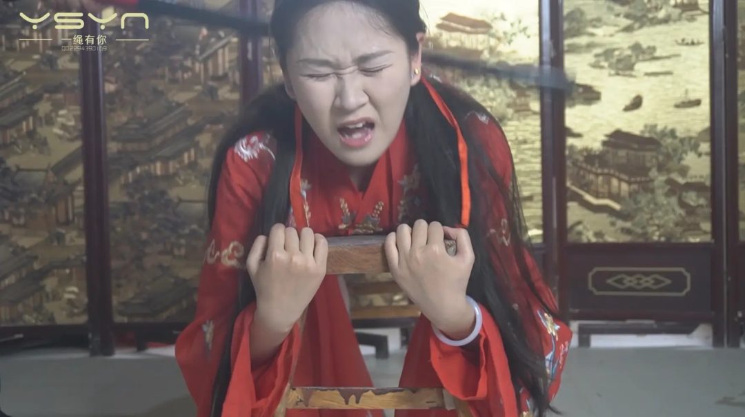 【红颜蒙冤】清末民妇雨儿被诬陷通奸谋害亲夫打板子双手吊起骑木马屈打成招后绞之刑-1