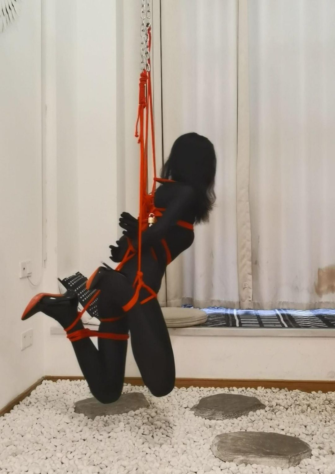 连体衣分腿吊自缚-2