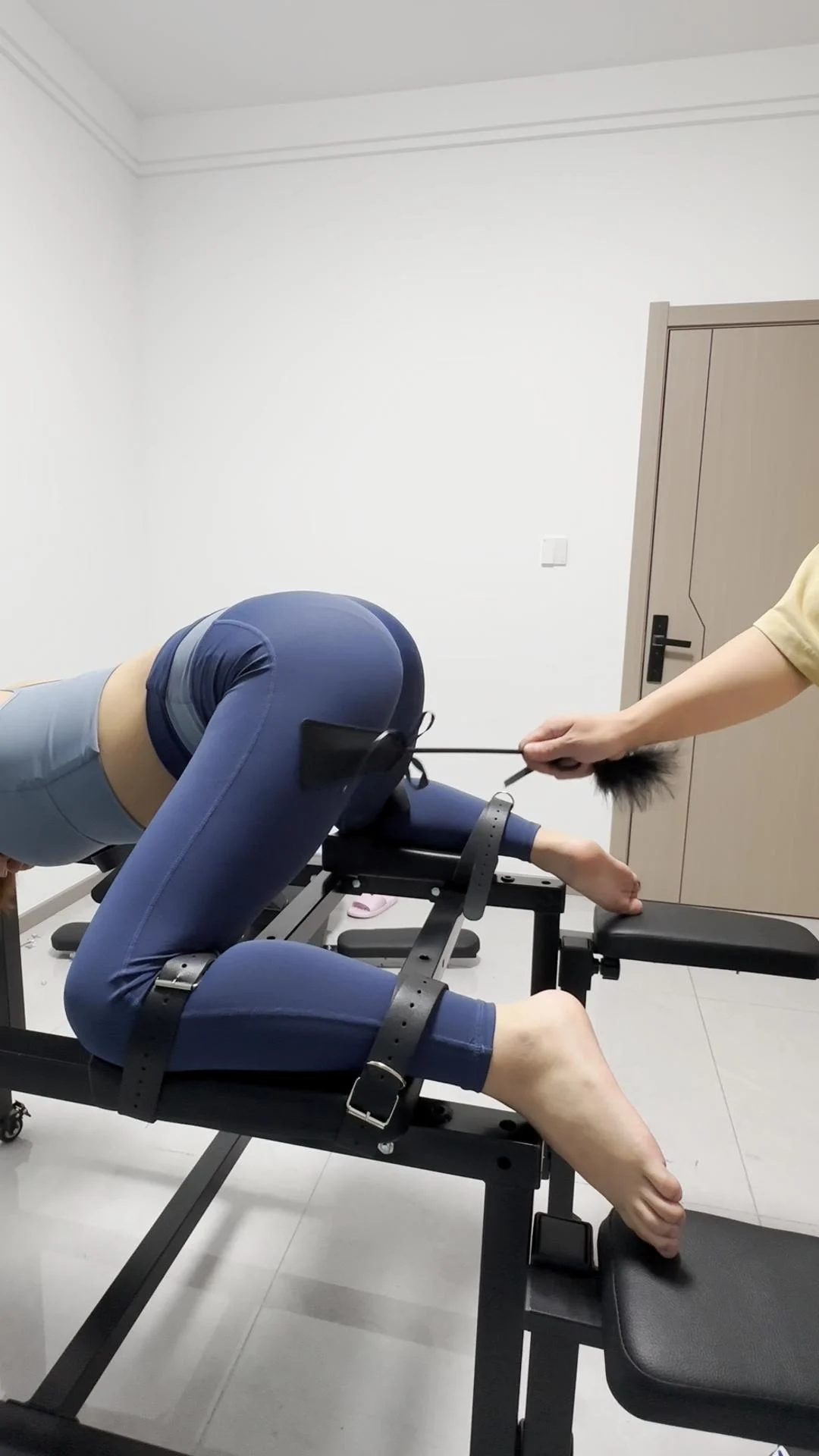 【束人映像】原创 【把白嫩玉足瑜伽学员骗到了产床上固定住】钢圈扩口器+K9强开腿固定-5
