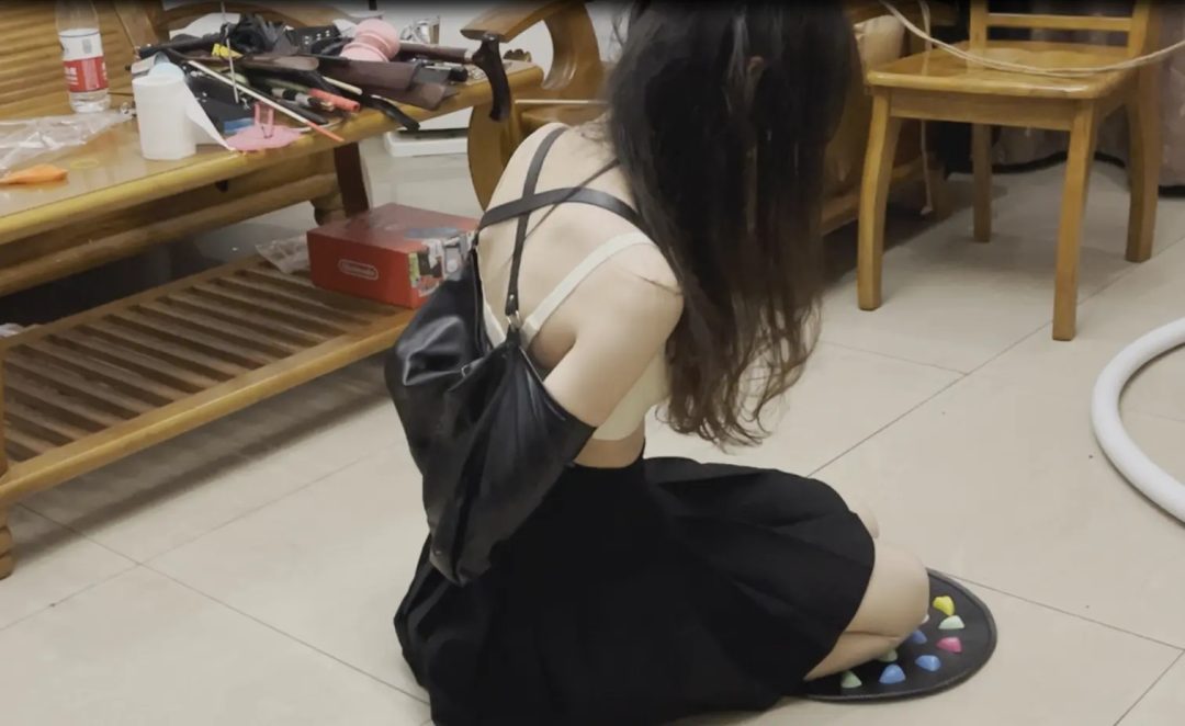 线下真实调教之反背拘束衣+惩戒垫罚跪+强制踮脚脚拷，皮皮今天玩了个不一样的拘束具-4