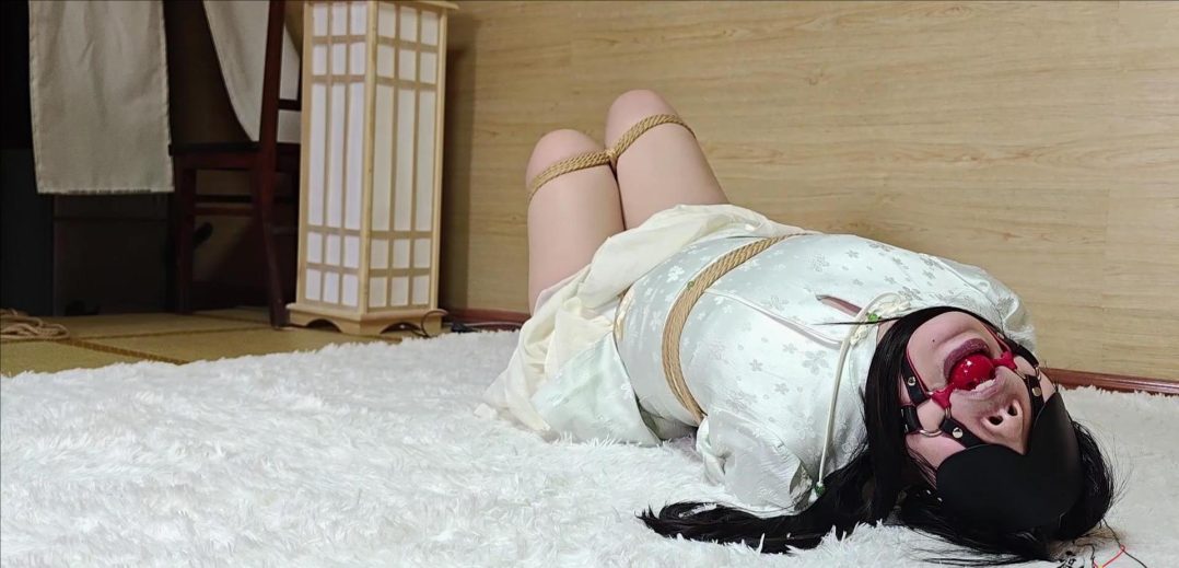 【夜鸣狐】【裸足】【欧式直臂】【驷马】【放置挣扎】直臂驷马放置在地垫上40分钟，小狐快被折磨到崩溃了.-6