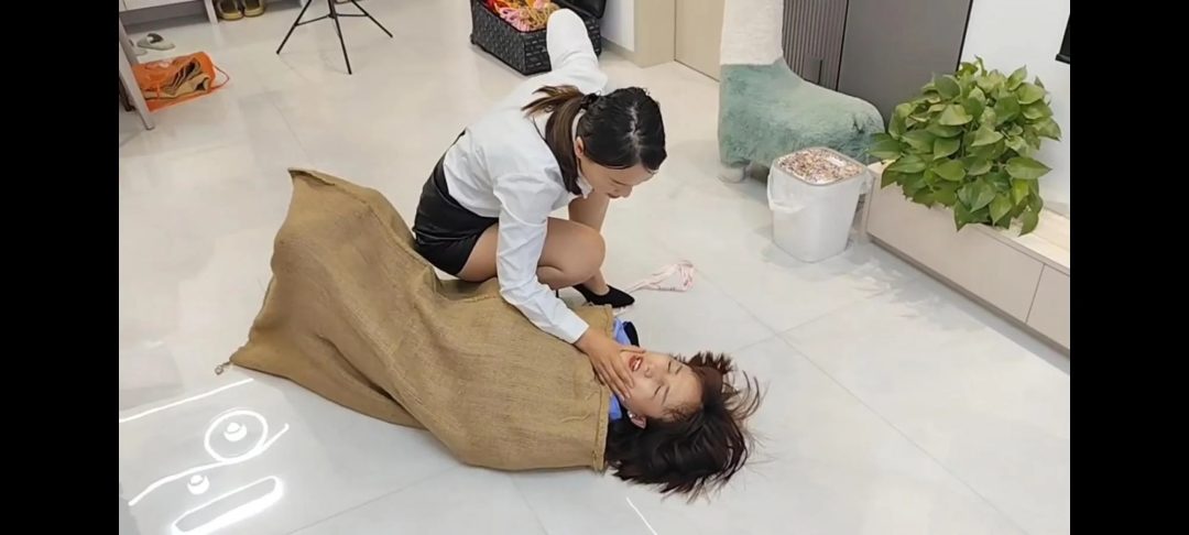 被反制的女保安-5
