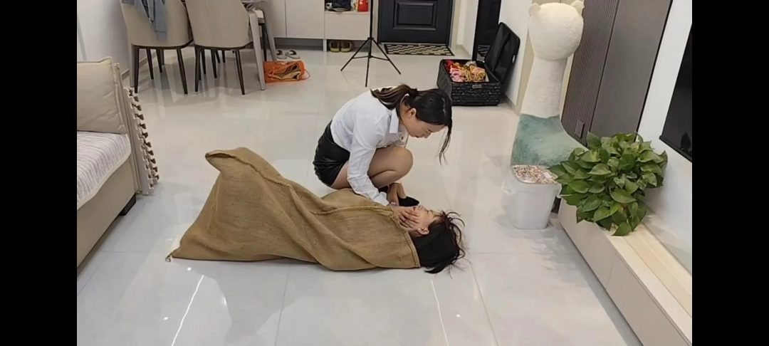 被反制的女保安-4