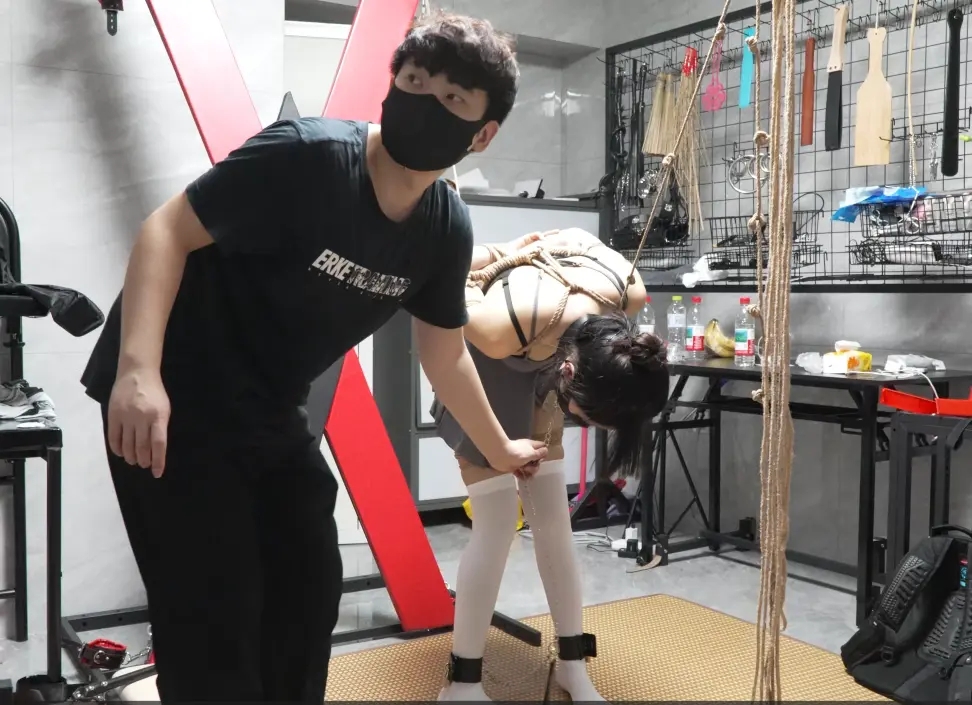 瑶瑶白袜情趣裙走绳+强制弯腰股绳调教！白袜情趣裙+强制内八走绳+项圈强制弯腰股绳折磨+打屁屁SP/耳光，项圈和脚拷连接不能直立，股绳又不能蹲下，直言下面被折磨得好痛苦..-7
