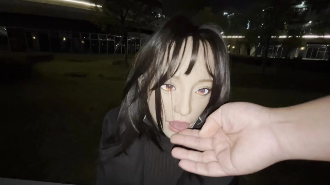 室外与室内-穿高领毛衣的面具女-出差前和出差中的探望-3