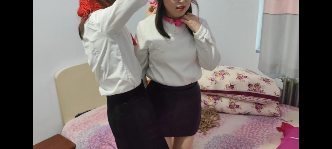 剧情：姐俩爱好（女子上门按摩，体验捆绑按摩服务，随后两人相互抚摸，亲吻）-2