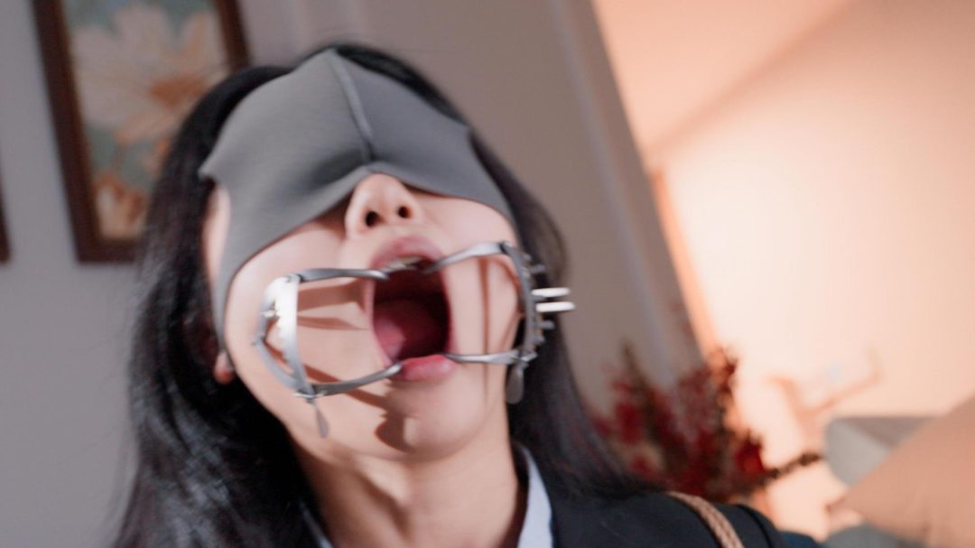 《欲望游戏》（第二集）新人销售为了卖出第一套房，竟然答应客户……呛水实验，软管深入鼻子灌水+日式金属开口器+微剧情-9