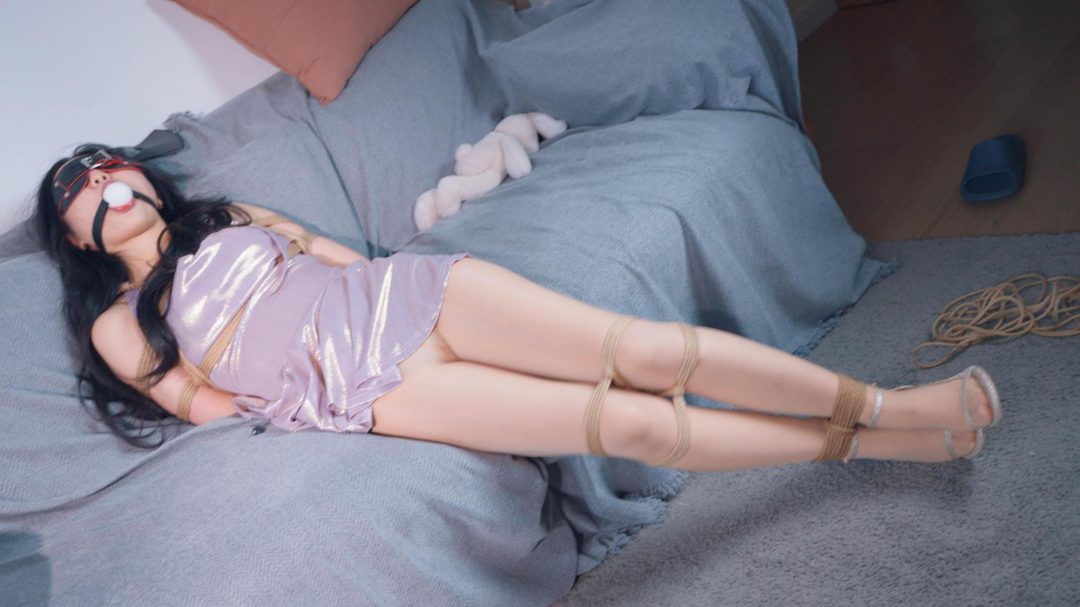 《应聘的女模特》2 紧缚+并腿+口球堵嘴+Tk+抚摸+丝袜堵嘴+胶带堵嘴-2
