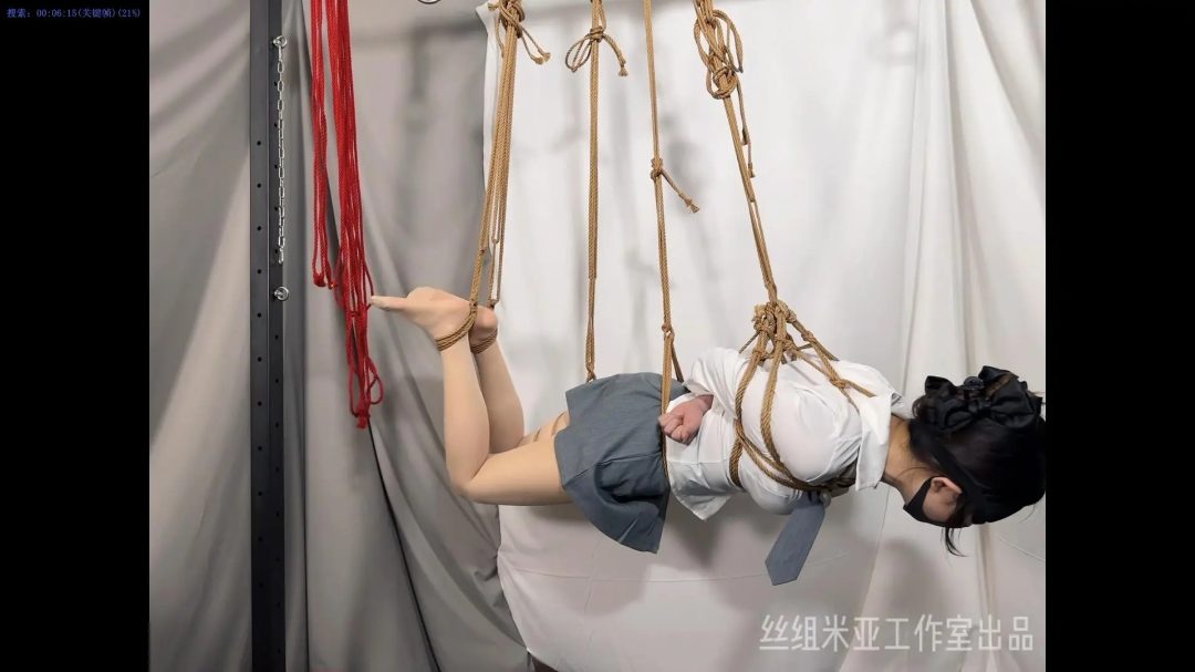 JK少女绳艺调教，被脱去裙子，扯开上衣-7