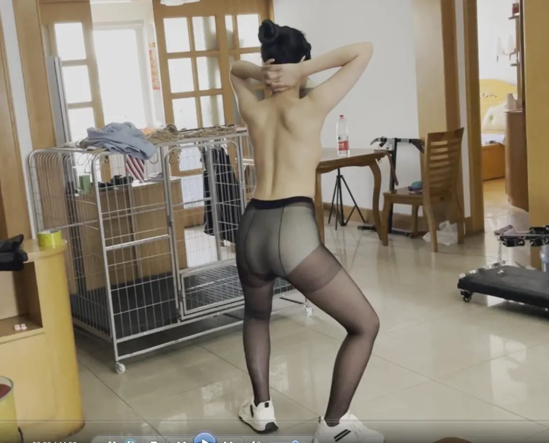 客户定拍调教之阿然乳贴叼自己鞋子扎马步半小时+闻自己臭鞋谈感受，阿然这次直接上强度扎了整整半小时马步，还得叼着鞋子，最后的时候浑身发抖冒汗，结束了还要跪着闻自己的鞋子五分钟-4