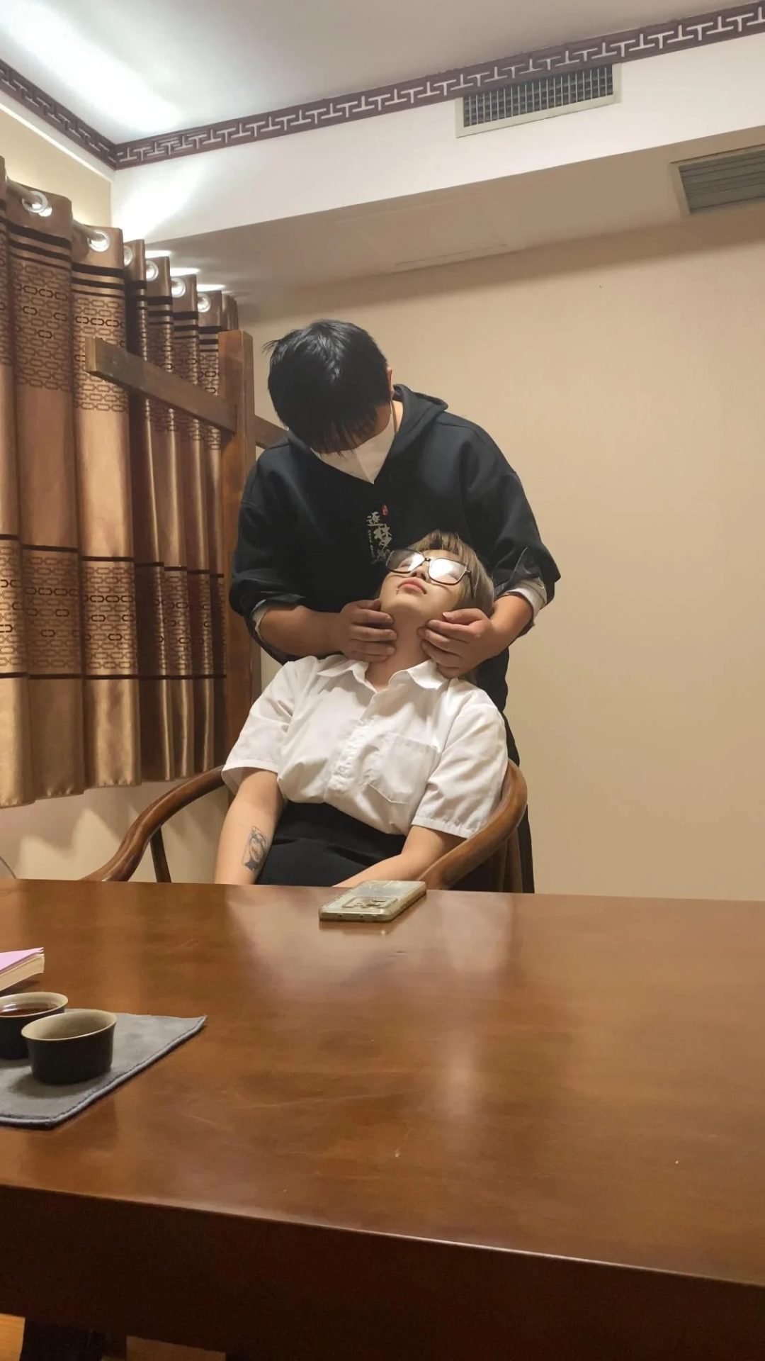 女秘书雯雯来找老板谈合作，被老板下药迷晕玩弄，羞辱，滴蜡，耳光，让她承认自己是公交车-2