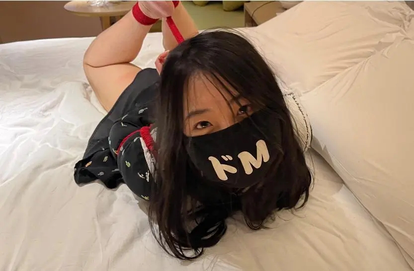 最硬核的素人体验~高颜值学妹体验硬核调教（驷马、SP、电击、耳光、刺轮挠脚、捏鼻子）-4