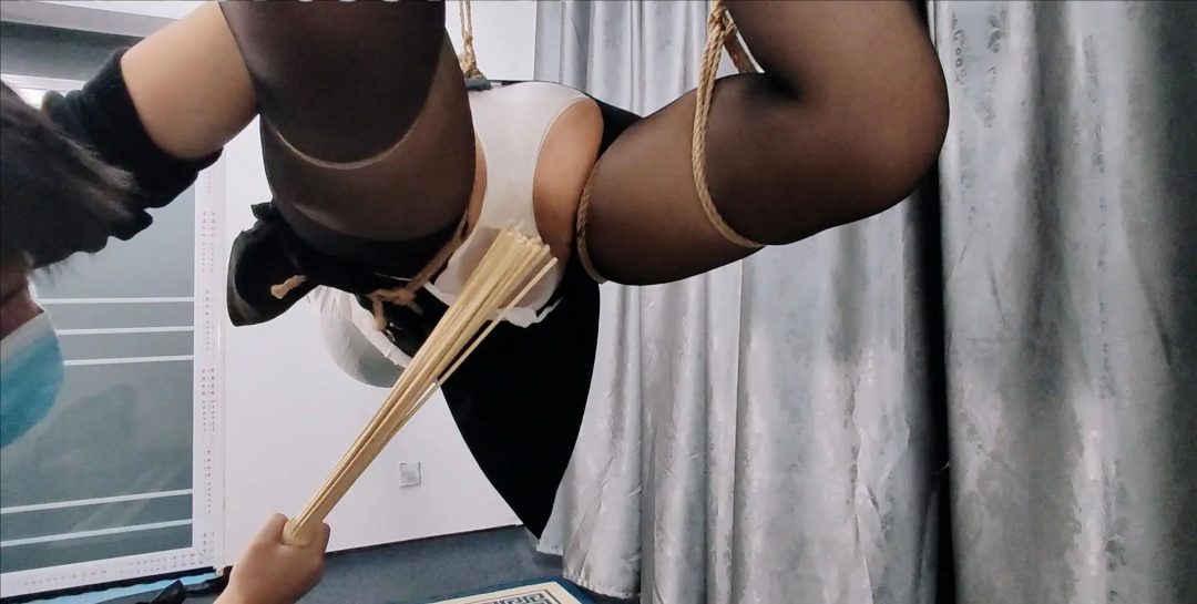 少妇体验结束后回去意犹未尽，下班穿制服直奔工作室来体验-3