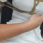 女生被绑在椅子上，无法动弹，挠痒揉捏。娇喘连连，声音让人控制不住自己