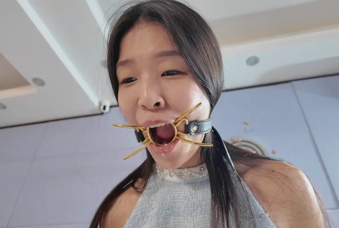 婧舒被绑在椅子上，各种堵嘴挑战 双脚绑椅 堵嘴 塞毛巾 胶带 放置-6