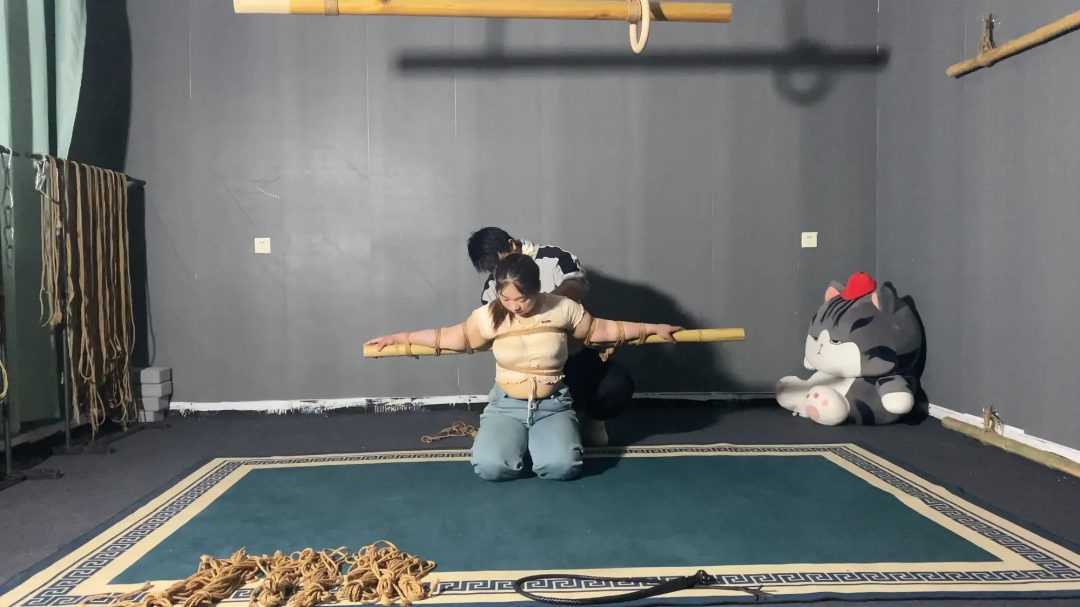 张涵体验多次绳艺后终于体验到了心心念念的竹缚，被虐待玩弄，打脚心，踩踏。最后带上了口球，只能发出呜呜的声音，口水拉丝流到地上-1
