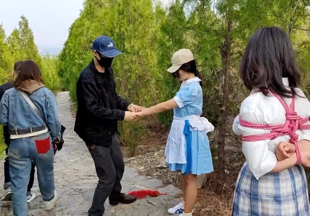 体验捆绑的女孩户外做任务-5
