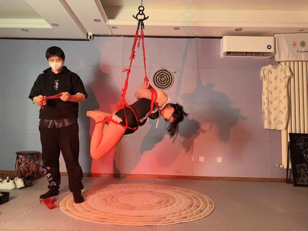 骚货林曦儿被吊起来还不老实，想方设法勾引主人，不断吐舌头希望引起主人注意，发出各种呻吟表现自己的骚-4