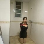 张涵浴室尿浴