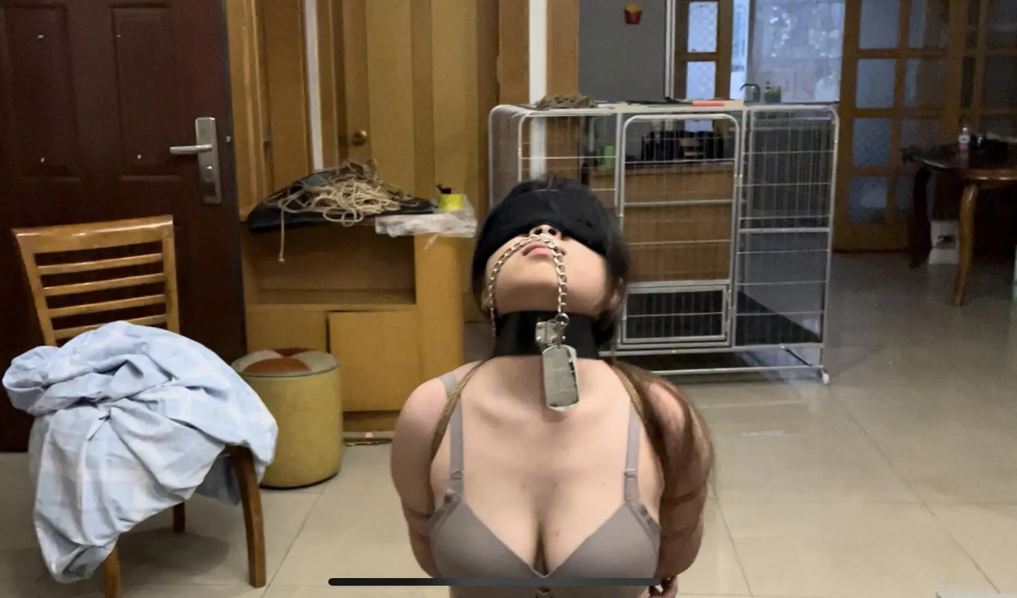 线下真实调教之薇薇五花大绑+项圈阴夹上下牵引+强制踮脚脚铐+口枷，新m薇薇内裤都拖到了地上，紧缚起来上边项圈牵引下边阴夹牵引，阴夹好几次被扯掉都哭了，口枷口水直流，还要忍受挠痒揉胸打耳光，不过小m自己-9