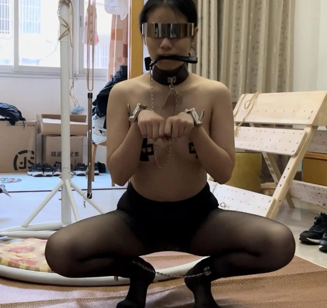 你的女神我的狗之超漂亮m阿然狗姿训练调教2！乳贴黑丝+自缚+K9训练+踢裆踩踏+狗狗喝水，阿然把自己锁起来进行狗姿训练，每个姿势训练一定时间，然后自己换成反绑跪下学习狗狗喝水，真是越来越像慕狗了呢-1