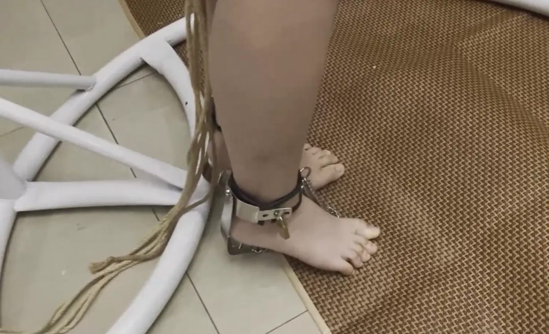 线下真实调教之超漂亮m阿然的前手吊缚强制踮脚罚站！手拷前手吊缚+强制踮脚脚铐+SP挠痒揉胸+手指弹下面+双腿夹工具强制踮脚放置惩罚，阿然这次戴着狐狸面具，被好好调教了一番呢...-3