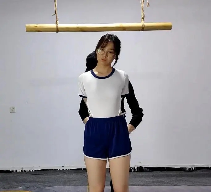 18岁女生体验绳艺捆绑，被绑了欧式直臂单腿吊了起来，大号口球堵嘴，受不了放下来，还要聊聊体验感受。-8