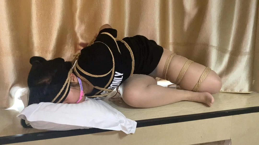 S属性妹子久违的拍摄，肉丝、日式驷马、口球、强行挣脱 请看图-2