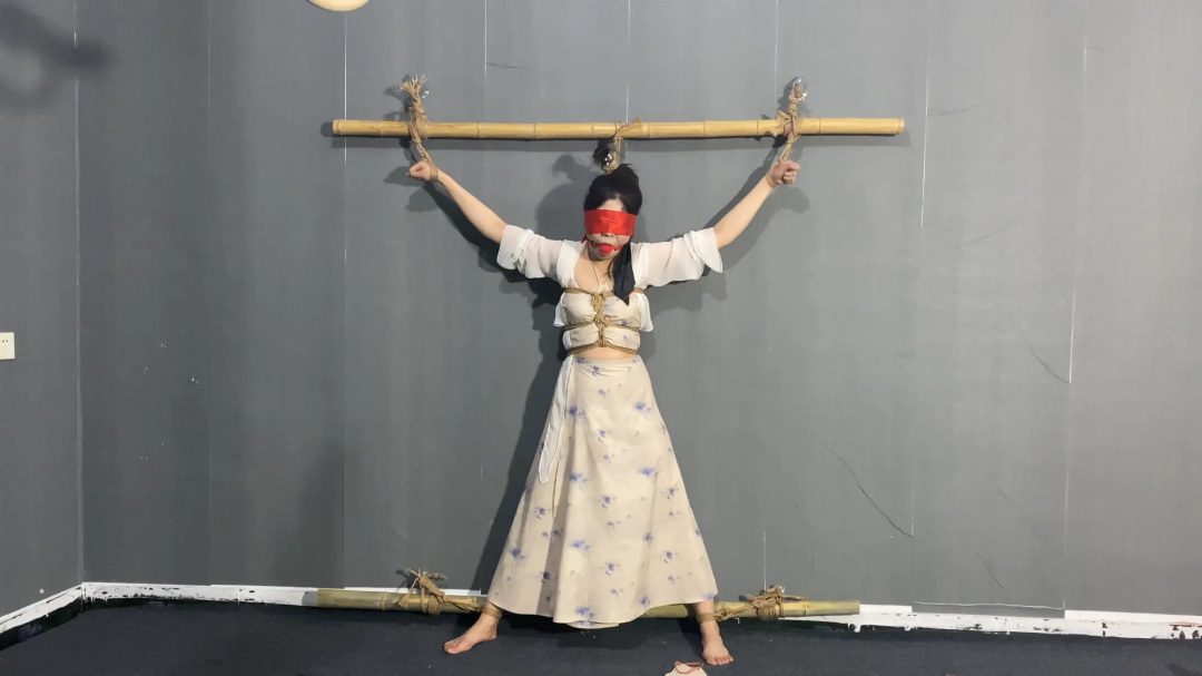 古风小姐姐被大字捆绑羞辱，带口球拉丝-3