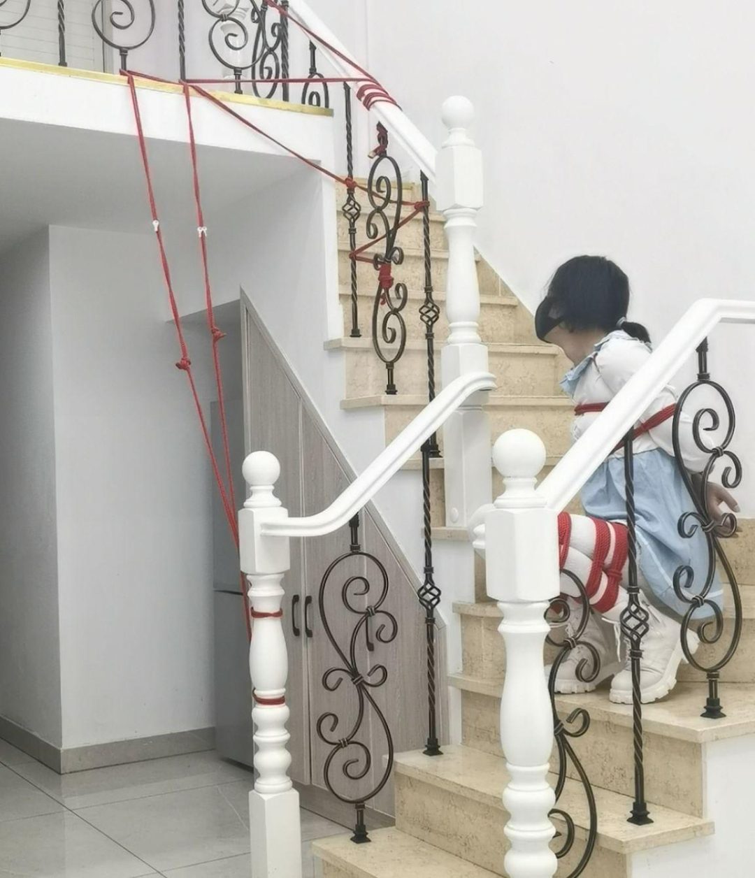 日式折腿电击上楼梯拿钥匙自缚-4