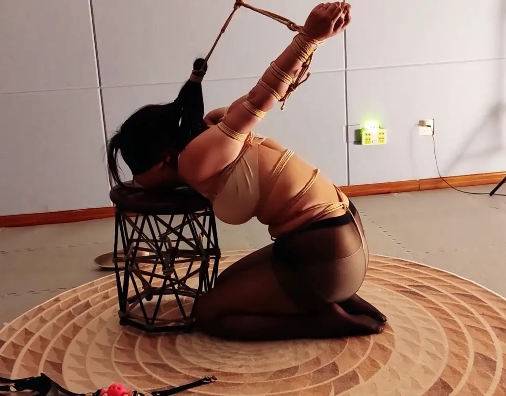 雯雯内衣直臂紧缚真实打耳光，打屁股-2
