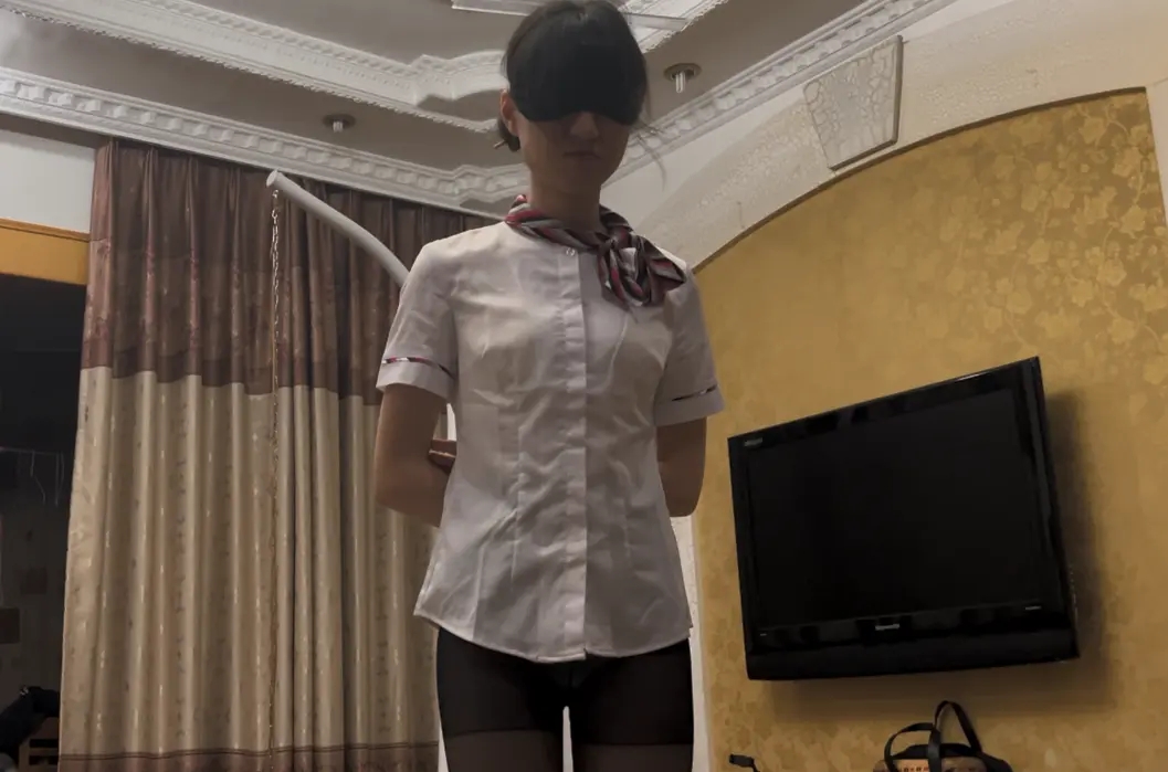 客户定拍调教之黑丝职业装鞭打惩罚【上】，小m皮皮被要求穿上高跟鞋和黑丝职业装，以各种羞耻姿势被狠狠抽打，红红的屁股清晰可见，还要做深蹲，而且要把下一个工具举过头顶罚跪增加羞耻感，屁股、手心脚心、大腿小-7